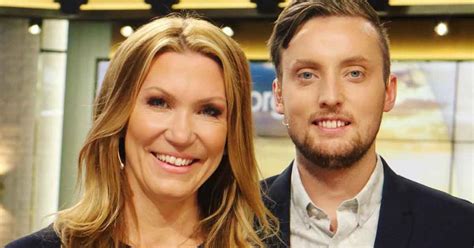 Nu tar den gemensamma profilen robert aschberg plats som programledare. Axel Pileby ny programledare i Nyhetsmorgon: Hyllas efter ...