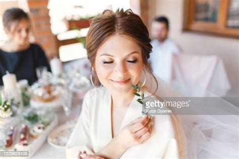 Bride Putting On Make Up Stock Fotos Und Bilder Getty Images