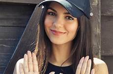 victoria justice nude hands her sexy reddit comments fappeningbook fappening victoriajustice