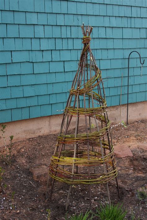 Homemade garden decorations from old ceramic door knobs. At My Mother's Knee: Homemade Garden Obelisk