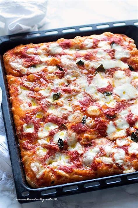 Con la stessa ricetta, ma facendo lievitare l'impasto nelle teglie (questa volta unte), si ottiene una buona pizza alta e soffice, preparata e cotta in giornata. Pizza in teglia: Ricetta semplice e soffice (Tutti i ...