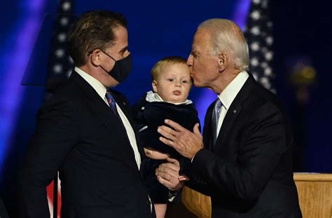 Joe biden laat van hem horen. Joe Biden hält seinen jüngsten Enkel im Arm - er heißt ...