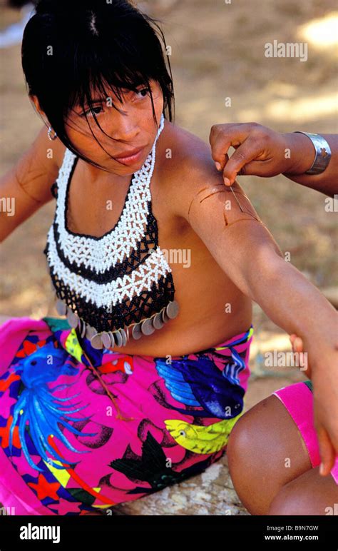 Panama Chagres Nationalpark Embera Indianer Bodypainting