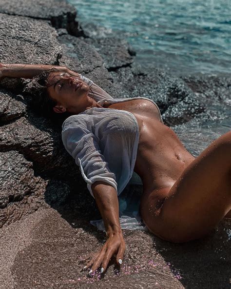 Fotos n Lucía Javorcekova está contando sus bendiciones mostrando sus curvas locas en bikini