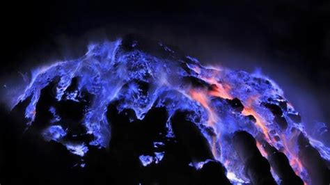 beberapa fakta fenomena blue fire di kawah gunung ijen jarang ditemukan di dunia