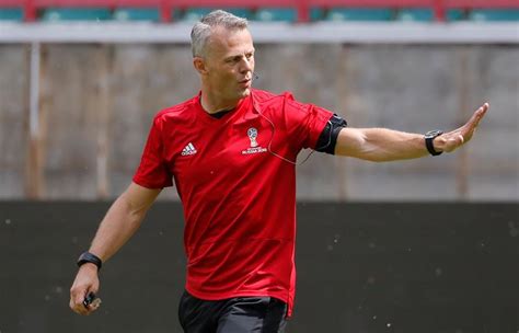 Björn kuipers officiated five years on the highest national level before he became a international referee in 2006. El holandés Bjorn Kuipers dirigirá el Egipto-Uruguay ...