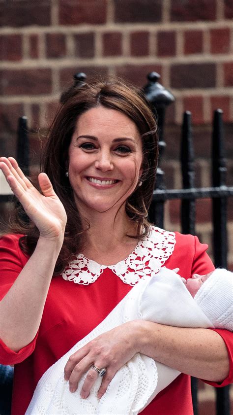 Kate Middletons Perfect Post Birth Look Sparks Newsroom Reactions