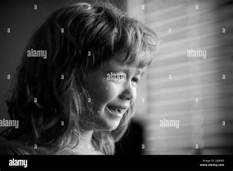 Niño Pequeño Llorando Con Lágrimas Retrato De Un Niño Cry En Casa