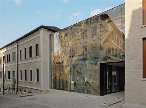 Reiner John Links Historic Building To Extension With Glass Façade