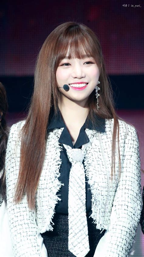 She placed 3rd in the final ranking and thus became a member of iz*one set to debut in october 2018. 181128 AAA 신인상 수상소감 수고했어 축하해 #조유리 #チョユリ #JoYuRi #IZONE ...