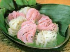 Taburan kelapa yang diparut membuat kue kukus diatas api sedang 15 menit hingga matang. CARA MEMBUAT KUE PUTU MAYANG