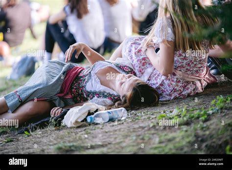 Girl Passed Out Drunk Fotos Und Bildmaterial In Hoher Auflösung Alamy