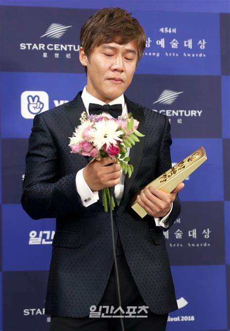 백상예술대상 참석중인 김혜수 클러치 안에 든 것 (김혜수 인스타그램) 90. 포토박호산, ´트로피 바라보며 눈물´ - 일간스포츠