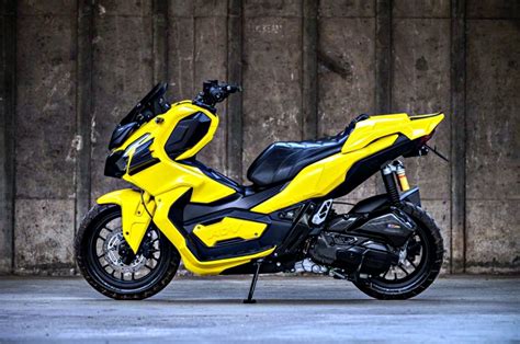 Bahkan, warna kuning membuatnya terlihat seperti bumblebee, salah satu karakter robot dari film transformers. Menarik betul air tangan K-Speed Thailand, hasil Honda ADV ...