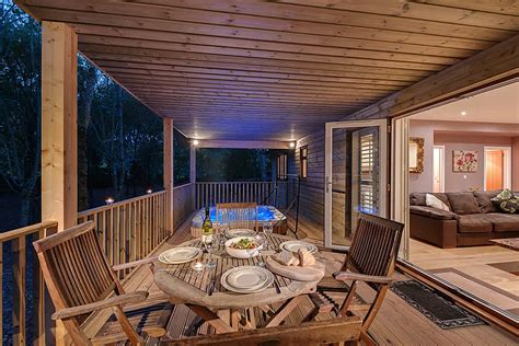 This method is superior in every aspect to the conventional panel options offered by other manufacturers. Log cabin Holidays with hot tubs - what you need to know
