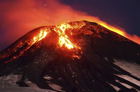 Chiles Villarica Volcano Erupts Shooting Lava Into The Sky Cbs News