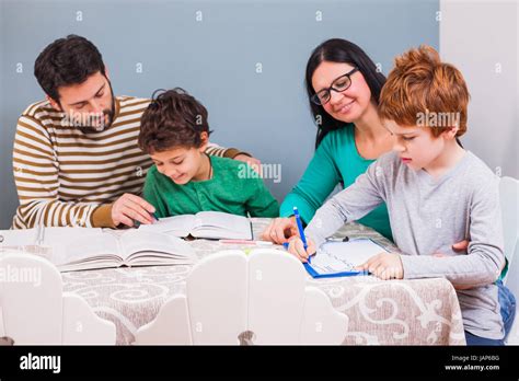 Padres Enseñando Les A Leer A Sus Hijos Fotografías E Imágenes De Alta