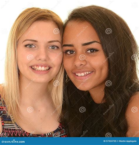 Deux Jeunes Filles Heureuses Image Stock Image Du Sourires Brune