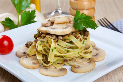 Pasta funghi e salsiccia: la ricetta per preparare la pasta funghi e salsiccia