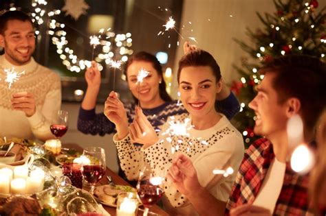Entzünden sie in einer feuerschale ein kleines lagerfeuer oder schmeißen sie zum letzten mal im jahr den grill an. Silvester Ideen für Zuhause: So Planst Du Deine ...