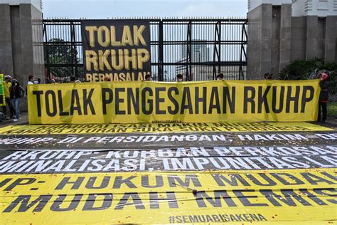 aprueba indonesia ley que prohíbe el sexo extramarital 24 horas