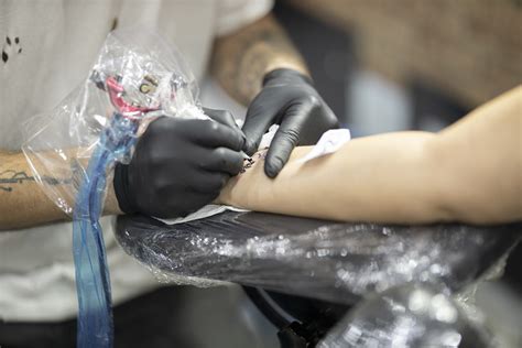 The quieter sound also serves as a placebo effect in that people. Rotary vs. Coil Tattoo Machines- Which Is Better - tattoo ...