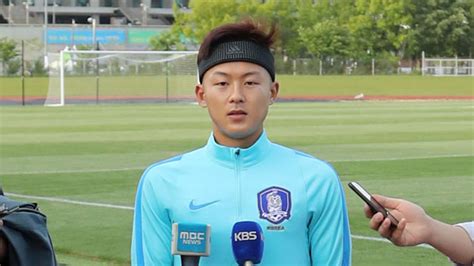 최선을 다하는 두 선수 유튜브 댓글 달아주신분들 중 추첨을 통해 4분께 황의조. 이승우 "최종 목표는 우승…재밌는 축구 하고싶다" > 축구 ...