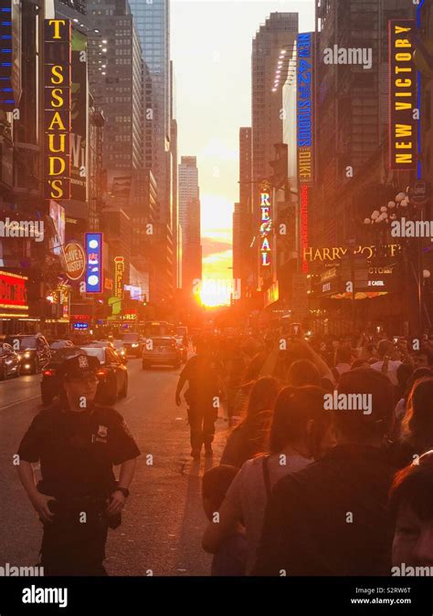 Manhattanhenge Sunset In New York Stock Photo Alamy