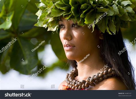 Traditional Native Hawaiian Women