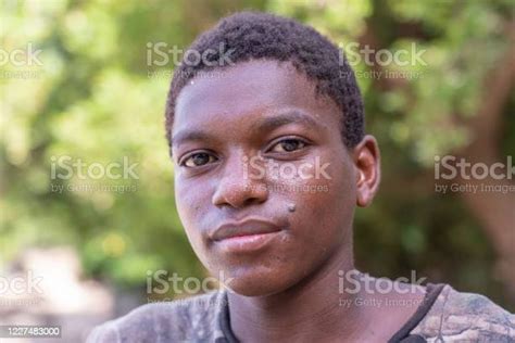 ภาพระยะใกล้ของชายหนุ่มชาวแอฟริกันบนชายหาดของเกาะแซนซิบาร์ แทนซาเนีย แอฟริกาตะวันออก ภาพสต็อก
