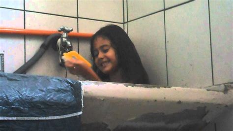 Maria Eduardo Tomando Banho No Tanque Youtube