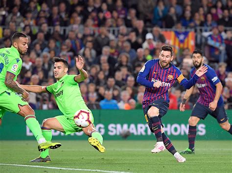 La salida de messi de barcelona. Un gol de Messi ofrece al Barcelona su 26º título de Liga ...