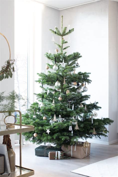 scandinavian christmas tree decor ideas