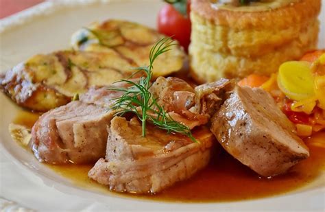 * ossa jungle * tagliatella croccante e insalata di maiale * arrosto di maiale con prugne. Carne di maiale, oggi più magra e salutare