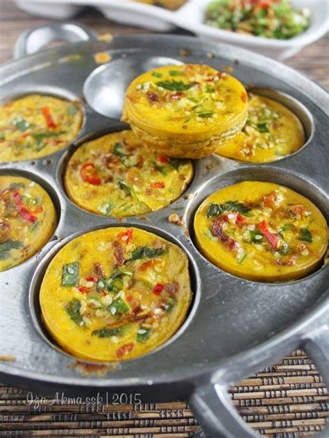 Bentuk kuih cara berlauk ni kebiasaan orang buat adalah dua.satu bentuk besar yang mana menggunakan acuan kuih bakar lima lekuk bunga dan satu lagi kuih cara yang berbentuk biasa. KUIH BAKAR BERLAUK yang sangat sedap - Singgahsana Kitchen