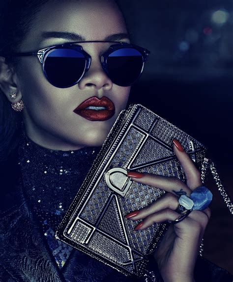 Εντυπωσιακή η Rihanna στον κρυφό κήπο του Dior εικόνες Sigmalive