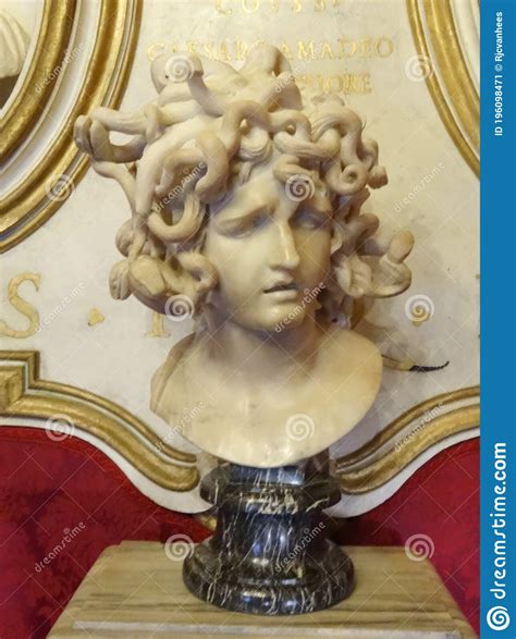 Busto De Escultura De Medusa Por Gian Lorenzo Bernini Foto Editorial