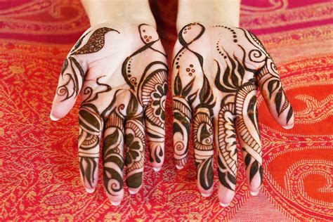 Learn To Do Henna Artistic Adornment