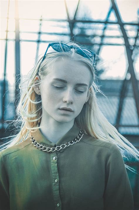 portrait jeune fille blonde modéle posant mode beauté images photos gratuites fotomelia
