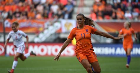 Speelschema ek en wk 2020, 2021 en 2022 vrouwen voetbal, handbal, hockey, volleybal met nieuws en wedstrijden van nederland: Vijf Oranje-vrouwen in beste elftal van EK | EK ...