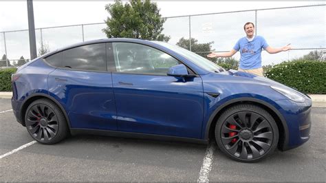 The tesla model y is an electric compact crossover utility vehicle (cuv) by tesla, inc. Video: Doug DeMuro reviewt de Tesla Model Y - DRIVR