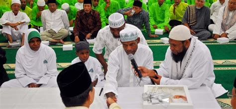 Syarat sahnya ucapan kalimat syahadat untuk masuk islam. Peng-ukhuwah Islamiyah Kepala Suku Asmat | Republika Online