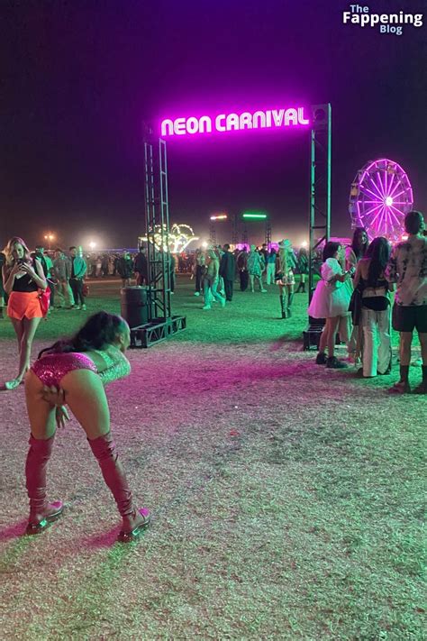 Coi Leray Displays Her Sexy Butt Tits While Enjoying The Neon