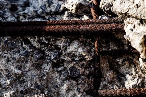 Foto Una Barra De Hierro Oxidado En Una Pared De Roca Imagen Metal
