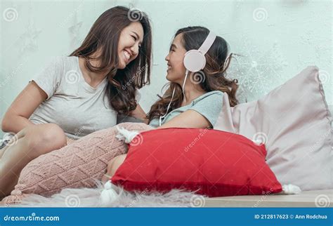 在家放松在客厅的两个女同性恋 库存图片 图片 包括有 幸福 成人 友谊 关系 女性 户内 女同性恋者 212817623