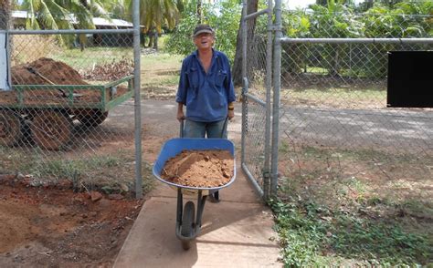Milikapiti is a village on the northern coast of melville island, northern territory, australia. Many hands make light work in Milikapiti | Indigenous ...