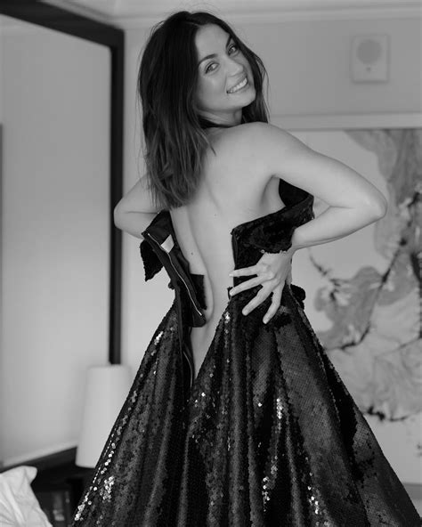 Daily pictures, gifs and videos of golden globe nominee ana de armas!✨. ANA DE ARMAS Getting Ready for Golden Globes 2020 ...