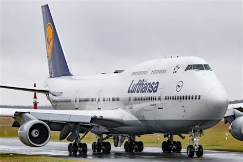 Lufthansa Foloseşte Jumbo Jeturi Boeing 747 Pentru A Transporta Cât