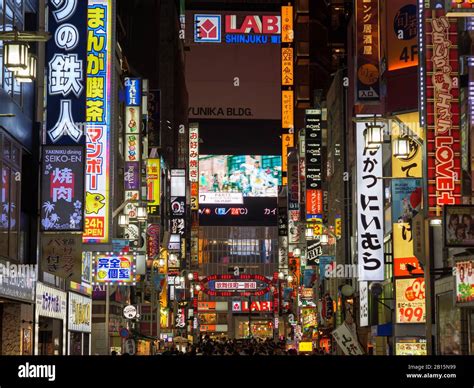 Shinjuku Japan 8 9 19 The Neon Signs Of Kabukicho Lit Up At Night