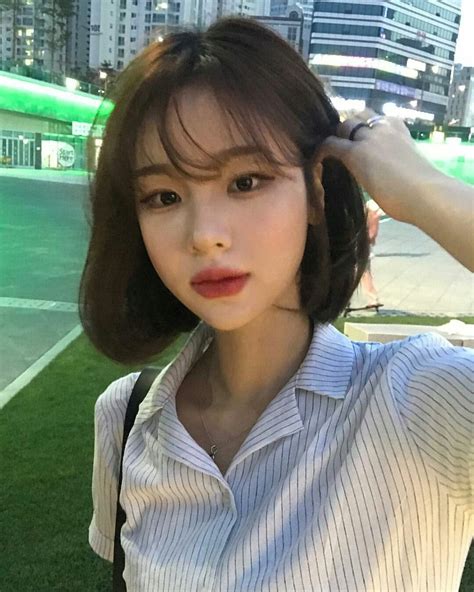 This haircut is a combo of bob and bangs on the front of the face. Ulzzang | Korean short hair bangs, Korean short hair, Asian short hair